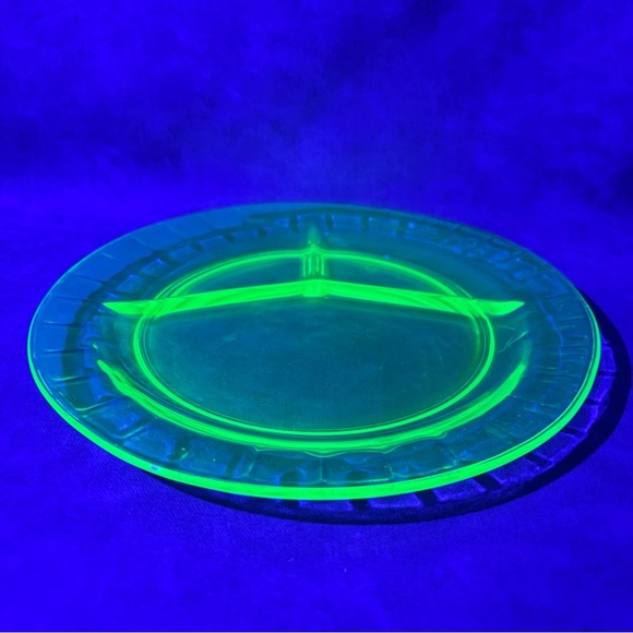 Hocking Green Cameo 10 1/2"  Dinner Plate One Uranium Glass Glowing - Picture 3 of 7